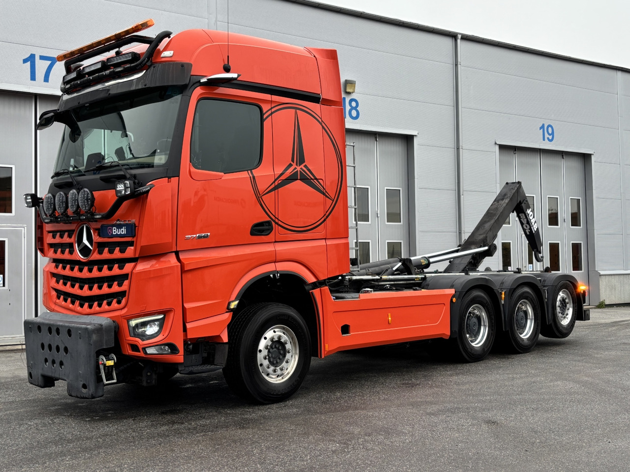 Tridemväxlare Mercedes-Benz Arocs 3758 -2023 | JOAB 24 ton | Plogutrustad - Камион со кука за подигање: слика 1 Tridemväxlare Mercedes-Benz Arocs 3758 -2023 | JOAB 24 ton | Plogutrustad - Камион со кука за подигање: слика 1