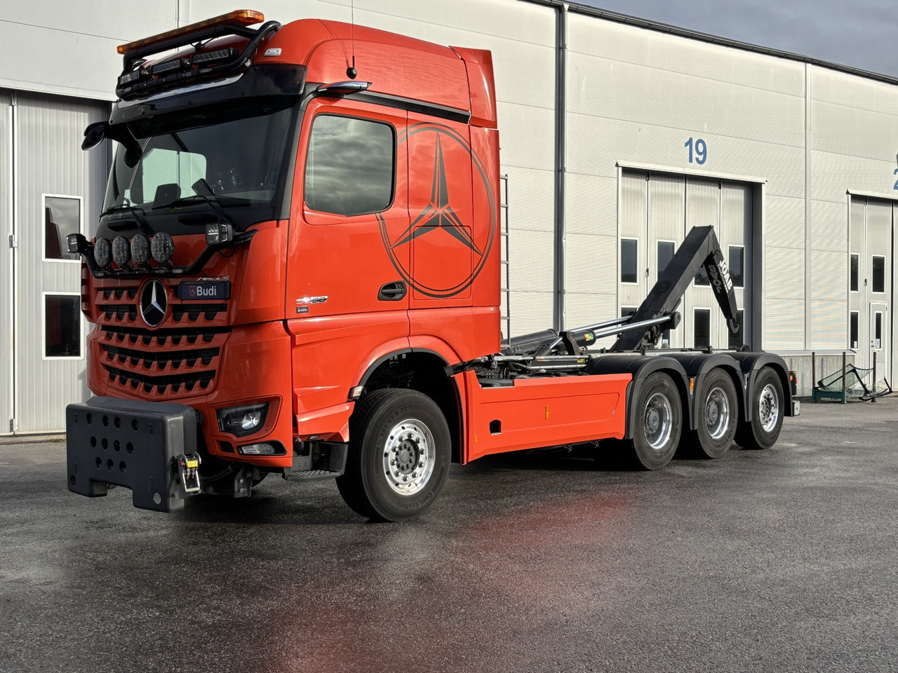 Tridemväxlare Mercedes-Benz Arocs 3758 -2023 | JOAB 24 ton | Plogutrustad - Камион со кука за подигање: слика 1 Tridemväxlare Mercedes-Benz Arocs 3758 -2023 | JOAB 24 ton | Plogutrustad - Камион со кука за подигање: слика 1