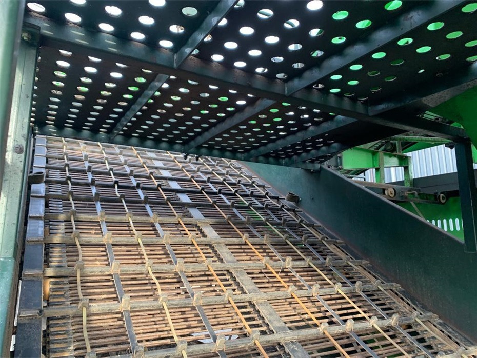 Лизинг на  AVR
8200 Spirit Ekstra aksel med hjultræk AVR
8200 Spirit Ekstra aksel med hjultræk: слика 14