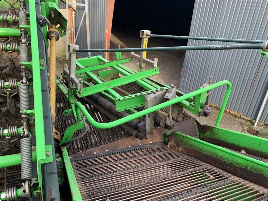 Лизинг на  AVR
8200 Spirit Ekstra aksel med hjultræk AVR
8200 Spirit Ekstra aksel med hjultræk: слика 17