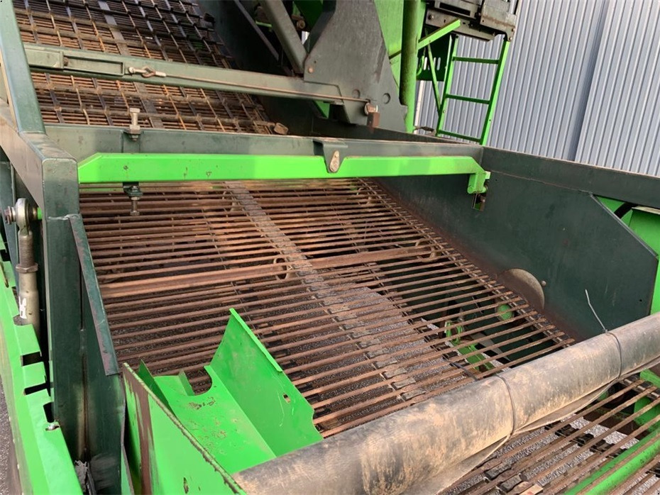 Лизинг на  AVR
8200 Spirit Ekstra aksel med hjultræk AVR
8200 Spirit Ekstra aksel med hjultræk: слика 12