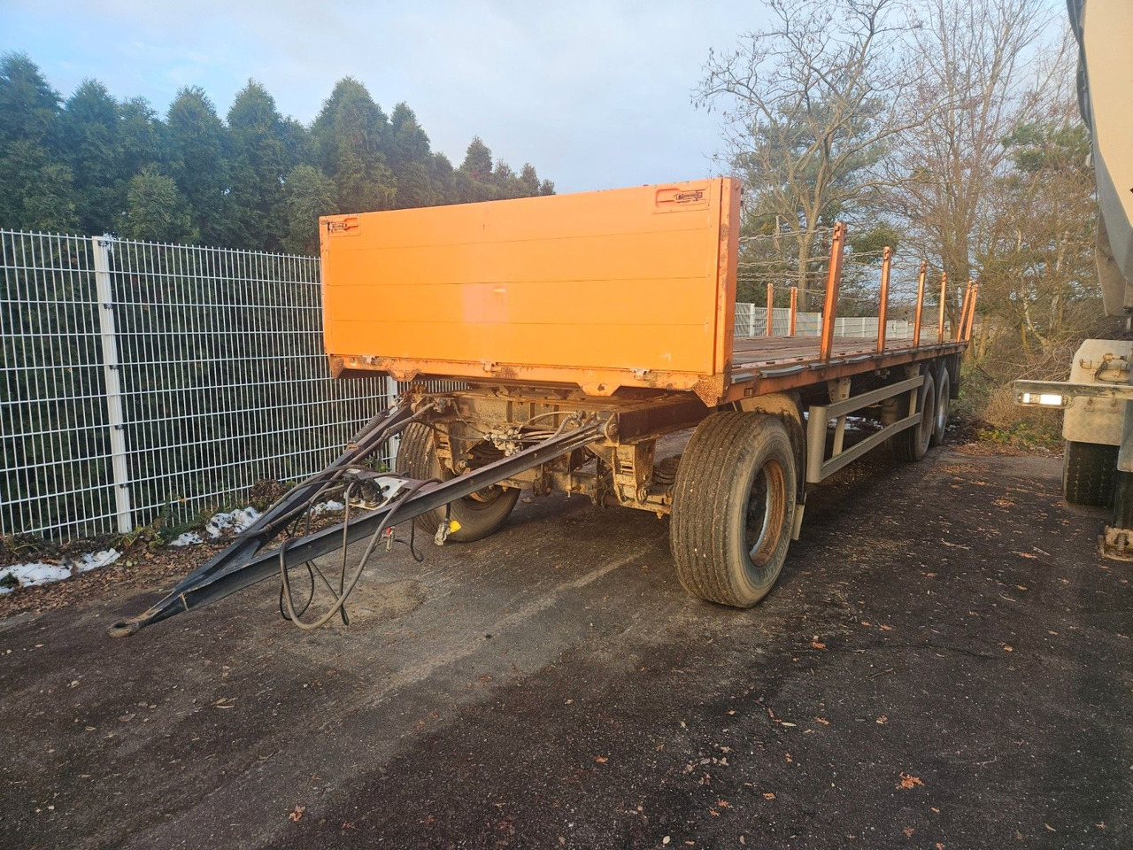 HKM L24/100E Plattformanhänger Rungen Blattfederung - Приколка платформа: слика 1 HKM L24/100E Plattformanhänger Rungen Blattfederung - Приколка платформа: слика 1