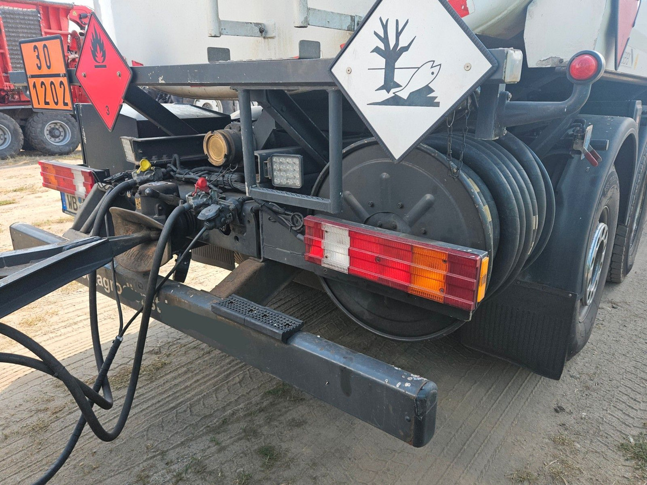 Mercedes-Benz Actros 2544 6x2 Tankwagen - Камион цистерна: слика 3 Mercedes-Benz Actros 2544 6x2 Tankwagen - Камион цистерна: слика 3