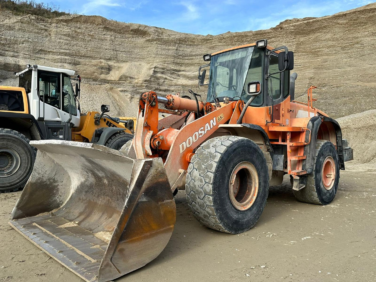 Doosan DL 300 - Натоварувач на тркала: слика 1 Doosan DL 300 - Натоварувач на тркала: слика 1