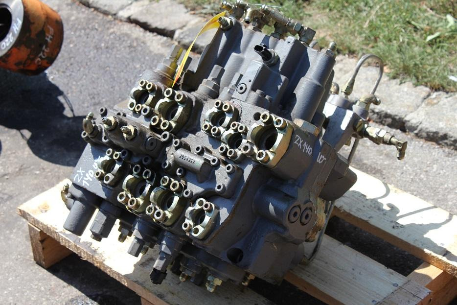 Hitachi ZX 140W - Хидрауличен вентил за Градежна машина: слика 1 Hitachi ZX 140W - Хидрауличен вентил за Градежна машина: слика 1