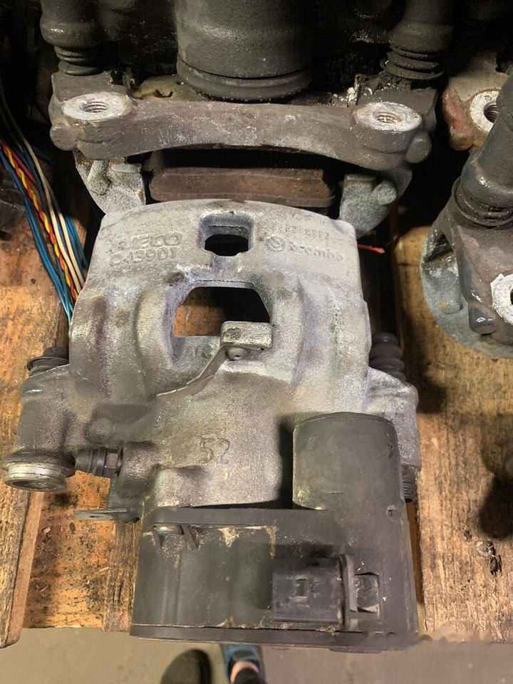 Brembo elektryczne D43901 Iveco Daily prawy, lewy, tył 2019- D43901 - Кочна вилица за Камион: слика 4 Brembo elektryczne D43901 Iveco Daily prawy, lewy, tył 2019- D43901 - Кочна вилица за Камион: слика 4