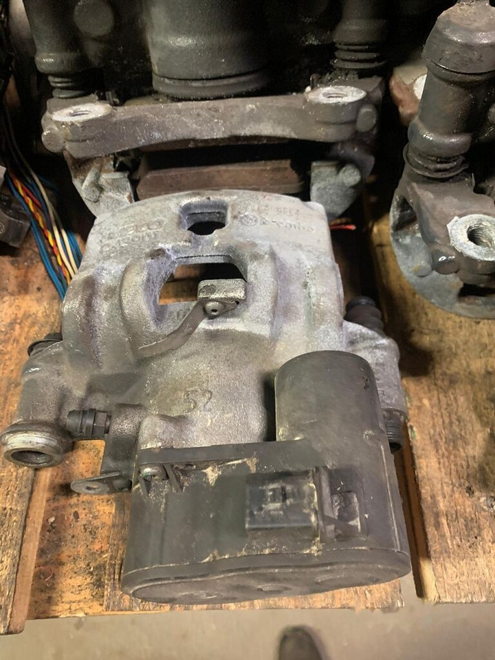 Brembo elektryczne D43901 Iveco Daily prawy, lewy, tył 2019- D43901 - Кочна вилица за Камион: слика 5 Brembo elektryczne D43901 Iveco Daily prawy, lewy, tył 2019- D43901 - Кочна вилица за Камион: слика 5