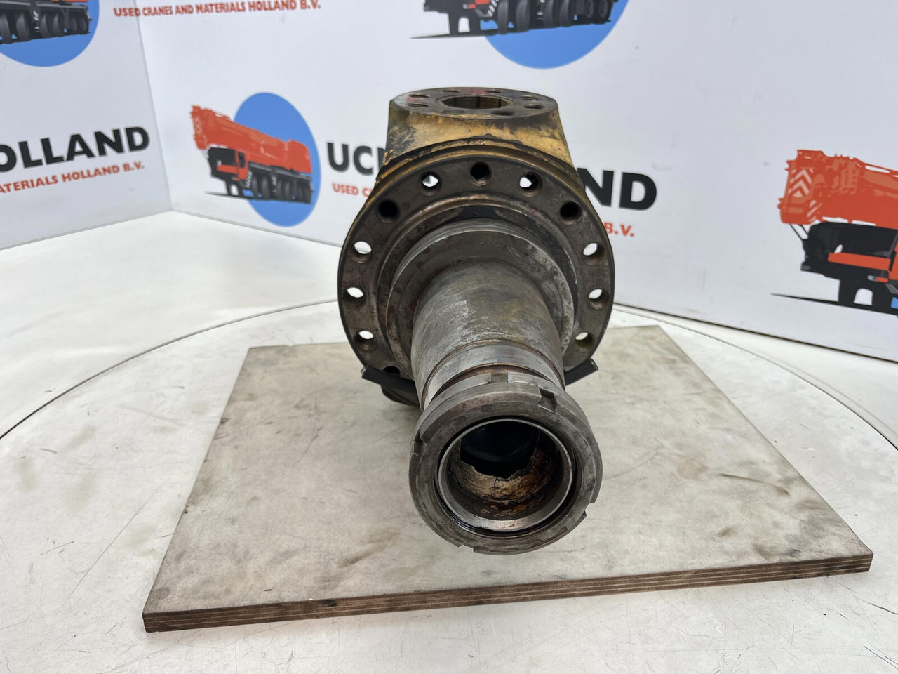 Grove AT 880 Steering knuckle 16 holes axle 2 - Рукавец за Мобилен кран: слика 2 Grove AT 880 Steering knuckle 16 holes axle 2 - Рукавец за Мобилен кран: слика 2