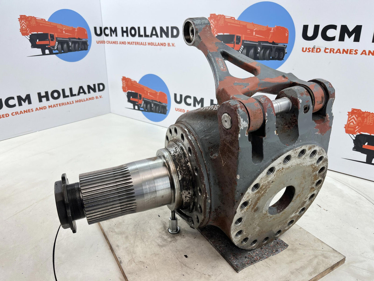 Grove GMK 3055 Steering knuckle 16 holes axle 1 right - Рукавец за Мобилен кран: слика 1 Grove GMK 3055 Steering knuckle 16 holes axle 1 right - Рукавец за Мобилен кран: слика 1