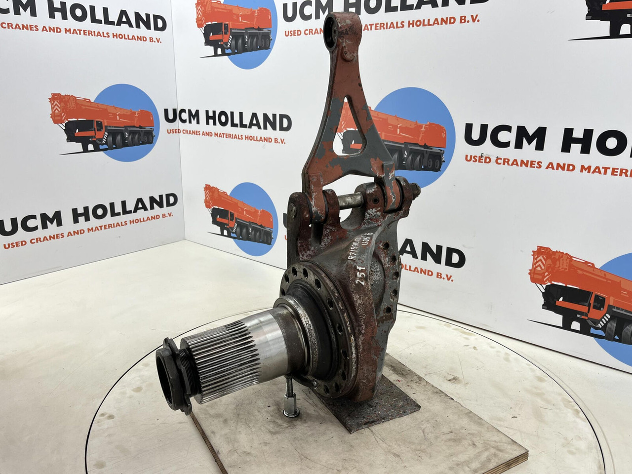 Grove GMK 3055 Steering knuckle 16 holes axle 3 right - Рукавец за Кран: слика 1 Grove GMK 3055 Steering knuckle 16 holes axle 3 right - Рукавец за Кран: слика 1