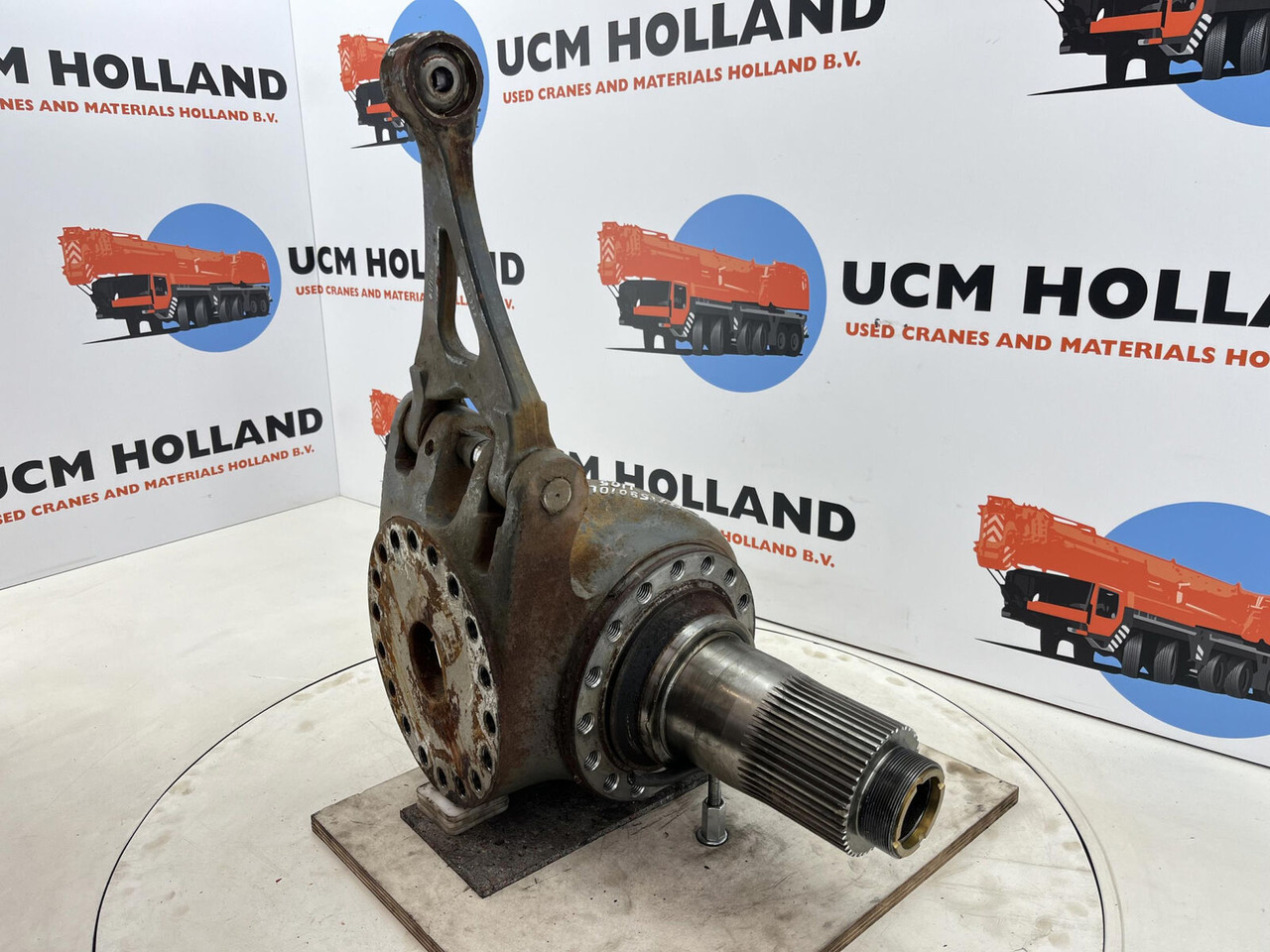 Grove GMK 3055 steering knuckle 16 holes axle 1 and 2 left - Рукавец за Мобилен кран: слика 3 Grove GMK 3055 steering knuckle 16 holes axle 1 and 2 left - Рукавец за Мобилен кран: слика 3