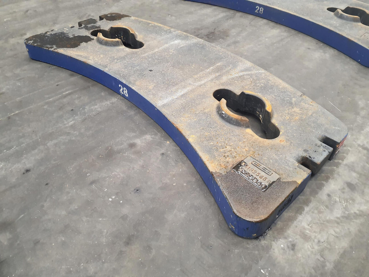 Grove GMK 4090 counterweight 2.3T - Противтежа за Мобилен кран: слика 1 Grove GMK 4090 counterweight 2.3T - Противтежа за Мобилен кран: слика 1