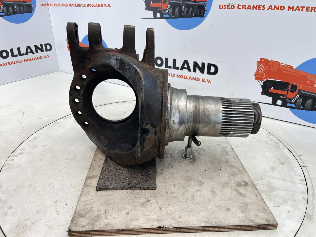 Grove GMK Megatrak steering knuckle 16 holes - Рукавец за Мобилен кран: слика 3 Grove GMK Megatrak steering knuckle 16 holes - Рукавец за Мобилен кран: слика 3