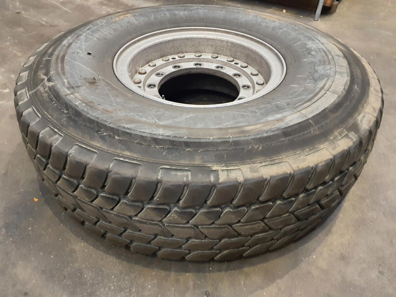 Grove Wheel 445/95R25 12 13.4 2p alu - Комплетно тркало за Кран: слика 2 Grove Wheel 445/95R25 12 13.4 2p alu - Комплетно тркало за Кран: слика 2