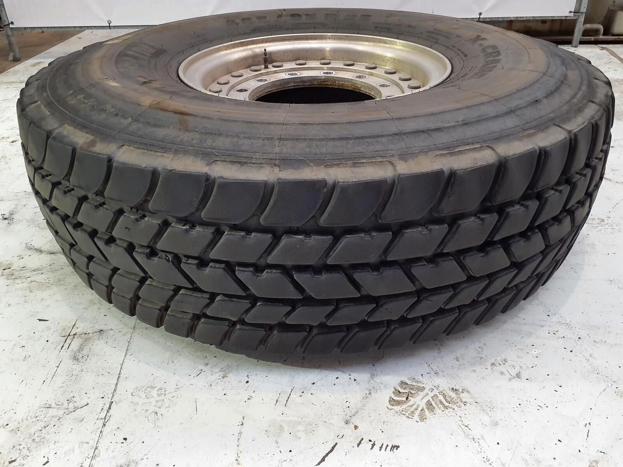 Grove Wheel 445/95R25 12 9 2p alu - Комплетно тркало за Кран: слика 1 Grove Wheel 445/95R25 12 9 2p alu - Комплетно тркало за Кран: слика 1