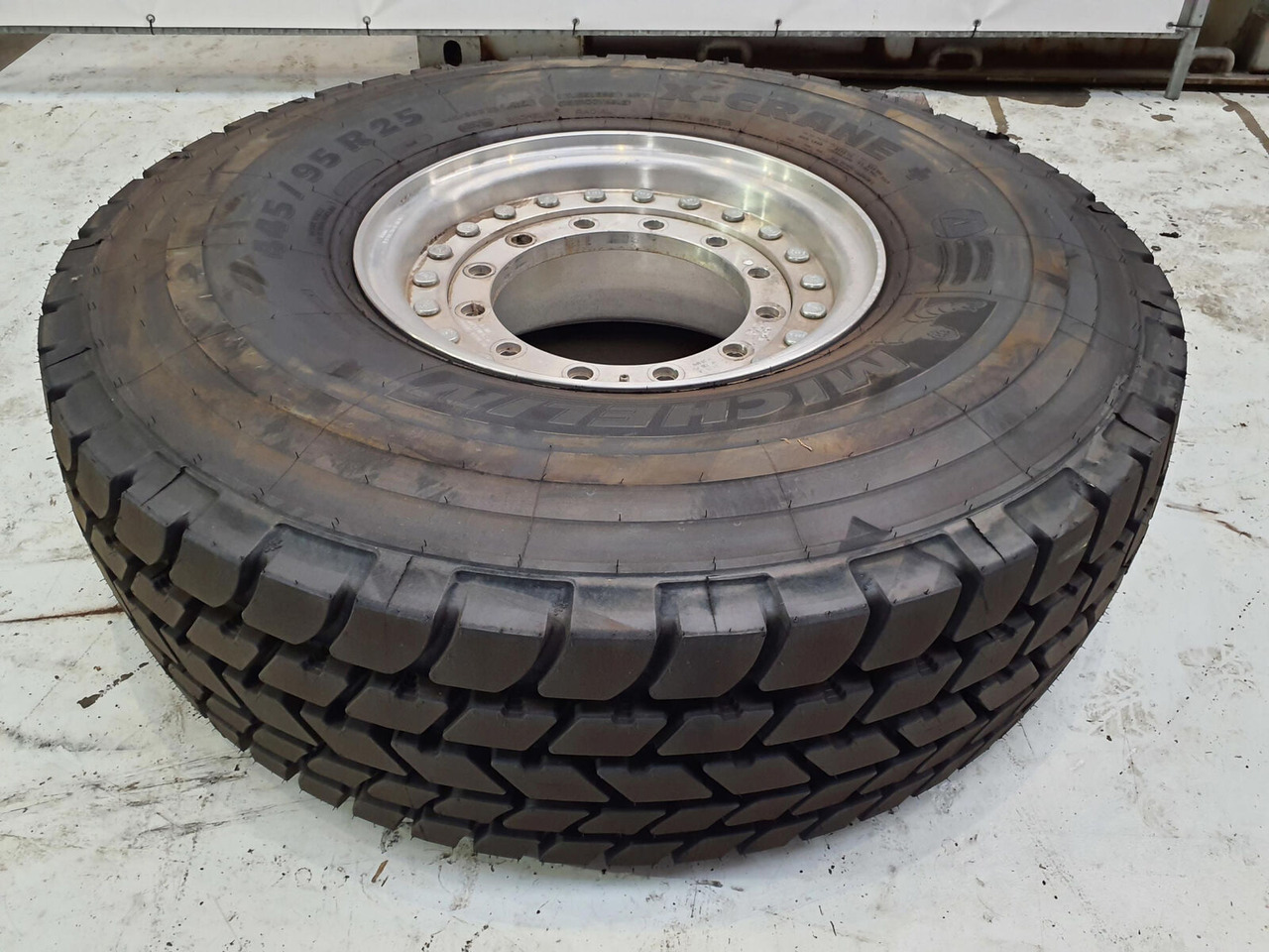Grove Wheel 445/95R25 12 9 2p alu - Комплетно тркало за Кран: слика 2 Grove Wheel 445/95R25 12 9 2p alu - Комплетно тркало за Кран: слика 2