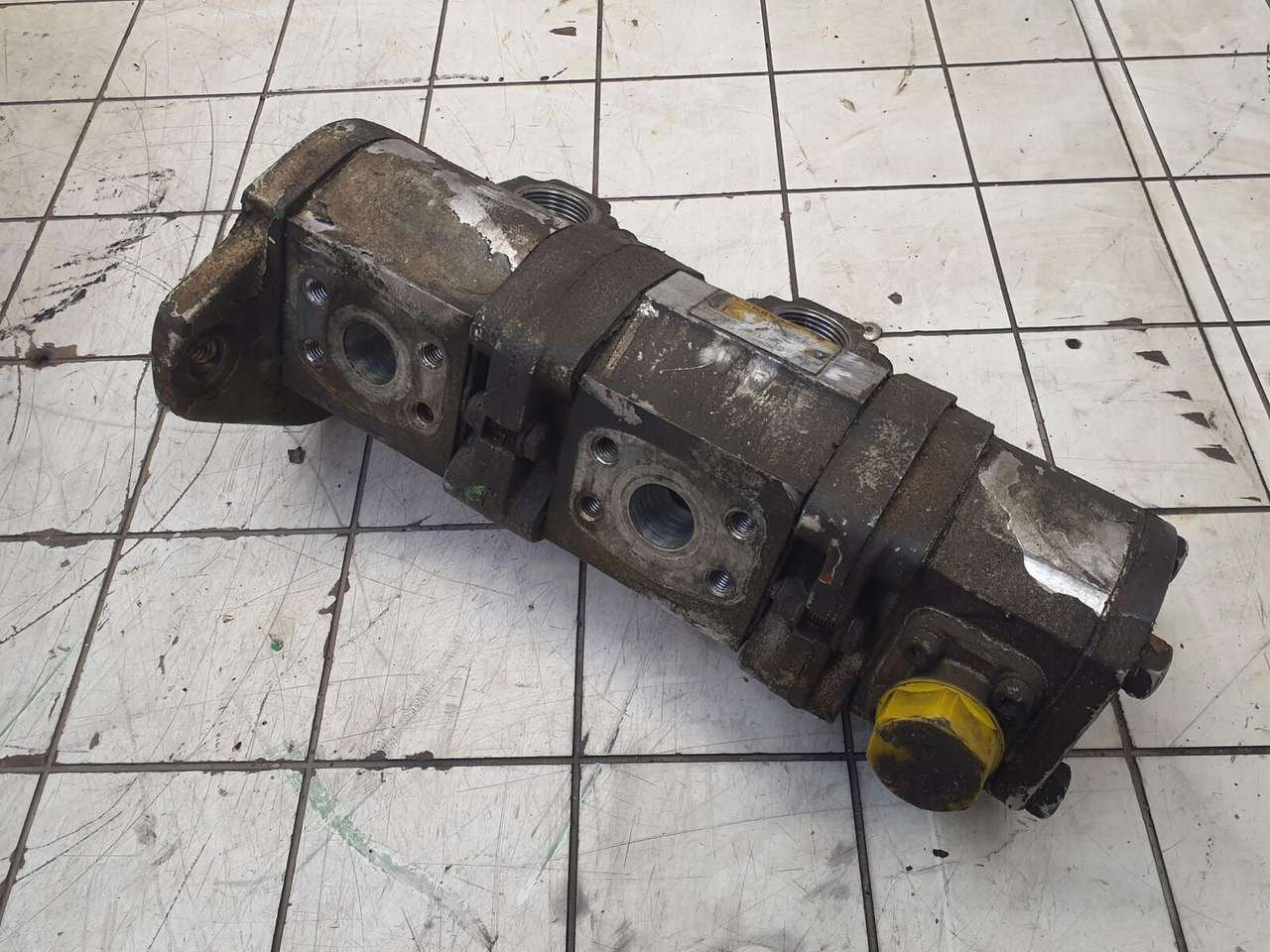 Krupp KMK 5100 3 way gear pump - Хидраулична пумпа за Мобилен кран: слика 2 Krupp KMK 5100 3 way gear pump - Хидраулична пумпа за Мобилен кран: слика 2