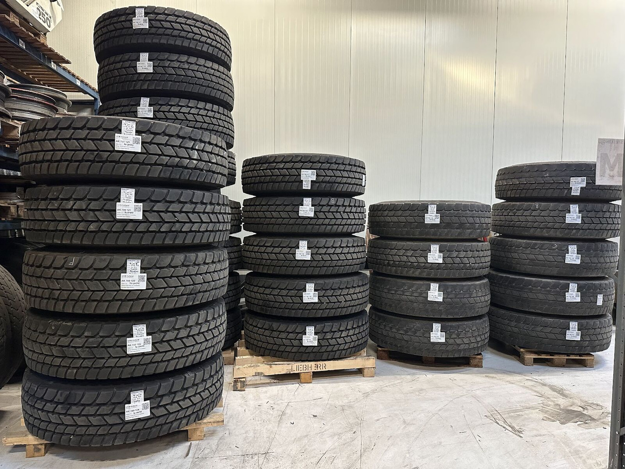 Liebherr Crane Tires/Rims for sale - Гума за Мобилен кран: слика 1 Liebherr Crane Tires/Rims for sale - Гума за Мобилен кран: слика 1