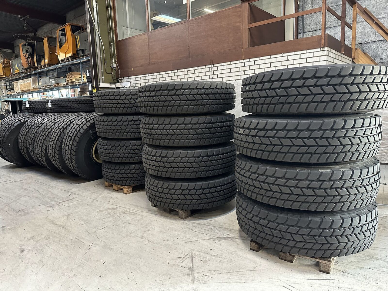 Liebherr Crane Tires/Rims for sale - Гума за Мобилен кран: слика 2 Liebherr Crane Tires/Rims for sale - Гума за Мобилен кран: слика 2