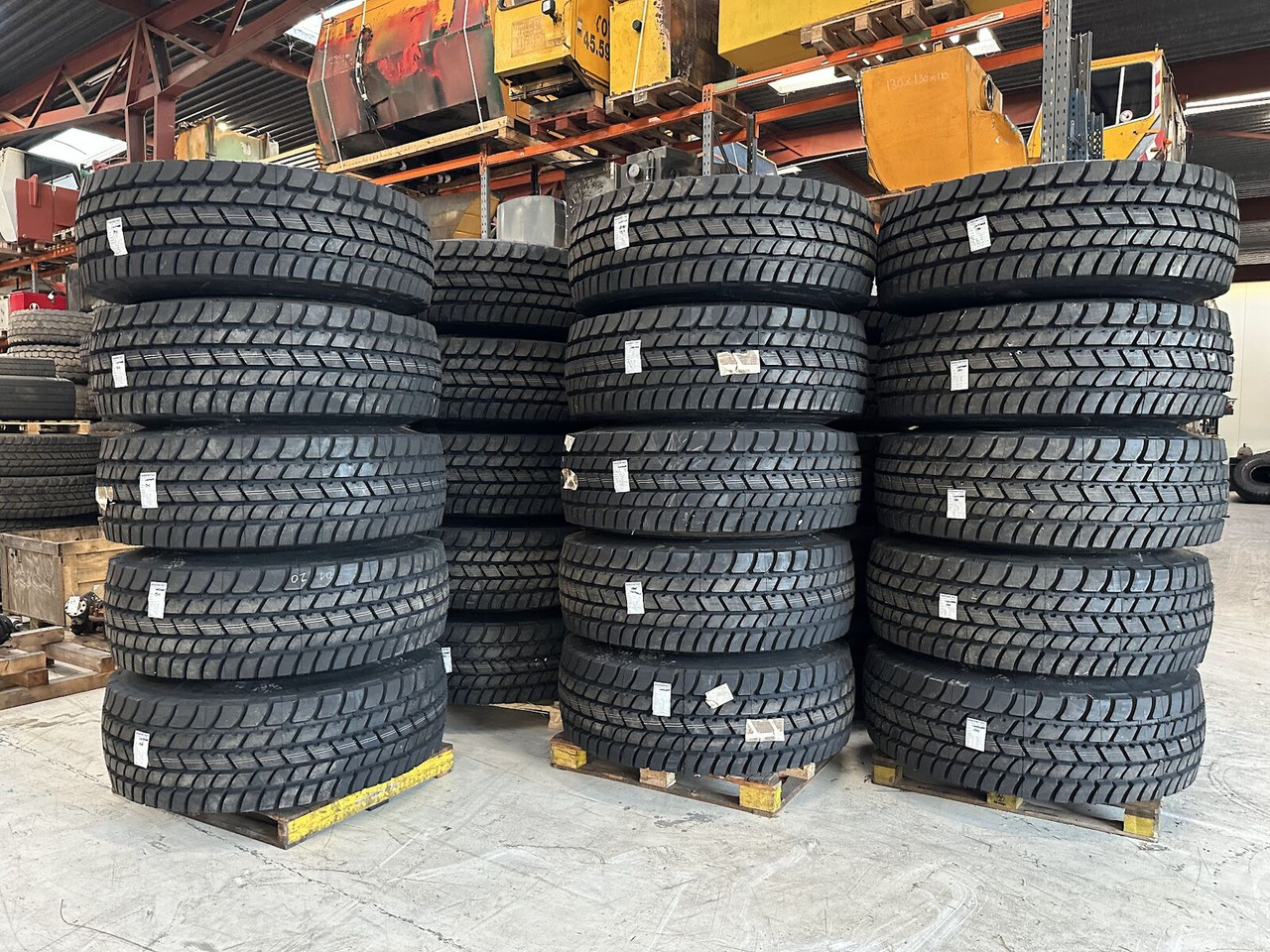 Liebherr Crane Tires/Rims for sale - Гума за Мобилен кран: слика 3 Liebherr Crane Tires/Rims for sale - Гума за Мобилен кран: слика 3
