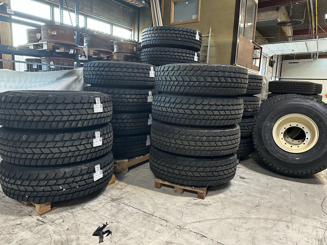 Liebherr Crane Tires/Rims for sale - Гума за Мобилен кран: слика 5 Liebherr Crane Tires/Rims for sale - Гума за Мобилен кран: слика 5