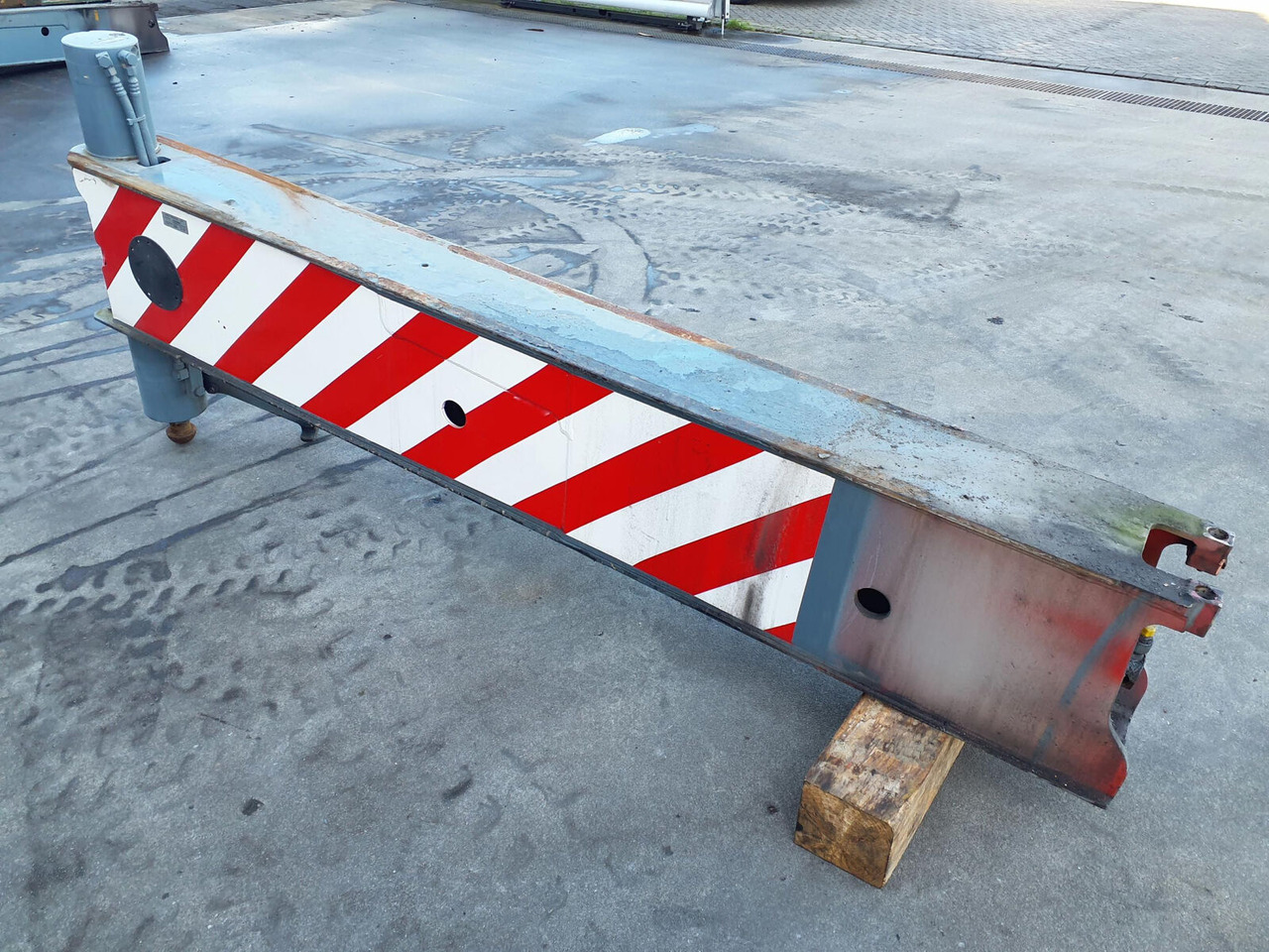 Liebherr LTM 1070-4.1 outrigger beam complete rear - Суспензија за Мобилен кран: слика 4 Liebherr LTM 1070-4.1 outrigger beam complete rear - Суспензија за Мобилен кран: слика 4