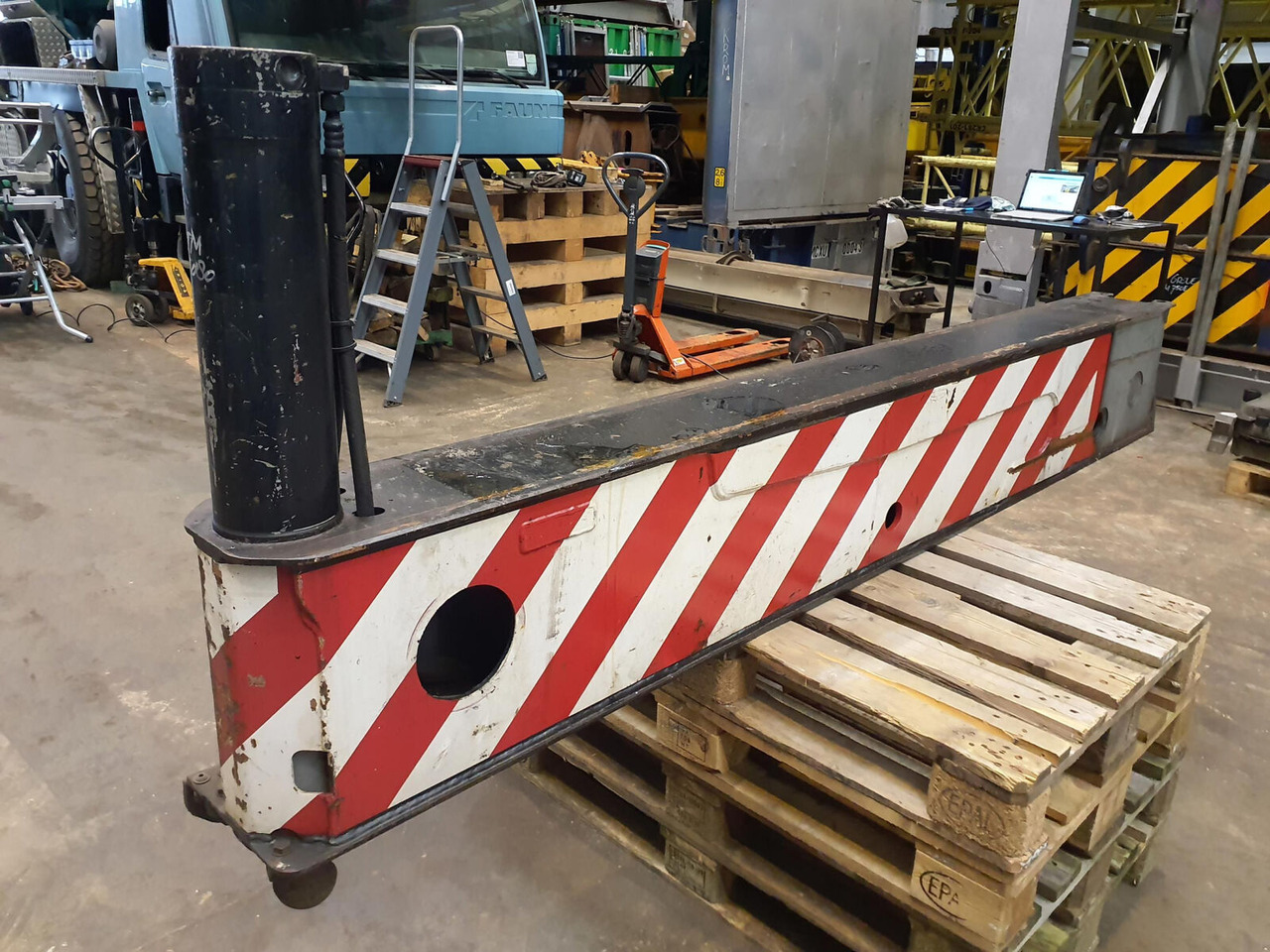Liebherr LTM 1080-1 sliding beam complete front - Суспензија за Кран: слика 2 Liebherr LTM 1080-1 sliding beam complete front - Суспензија за Кран: слика 2