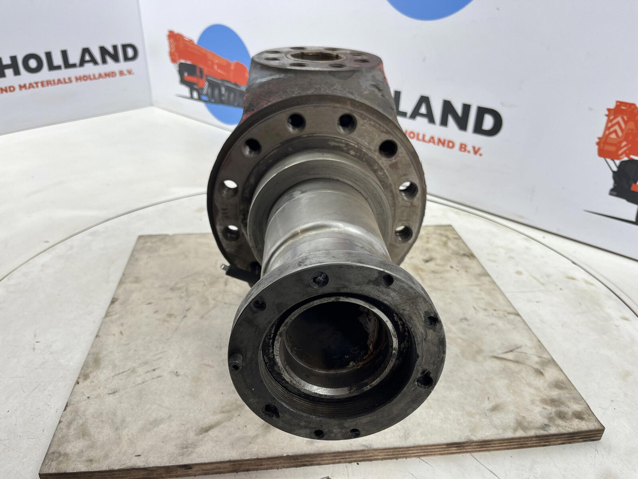 Liebherr LTM 1090 Steering knuckle 12 holes axle 3 - Рукавец за Кран: слика 2 Liebherr LTM 1090 Steering knuckle 12 holes axle 3 - Рукавец за Кран: слика 2
