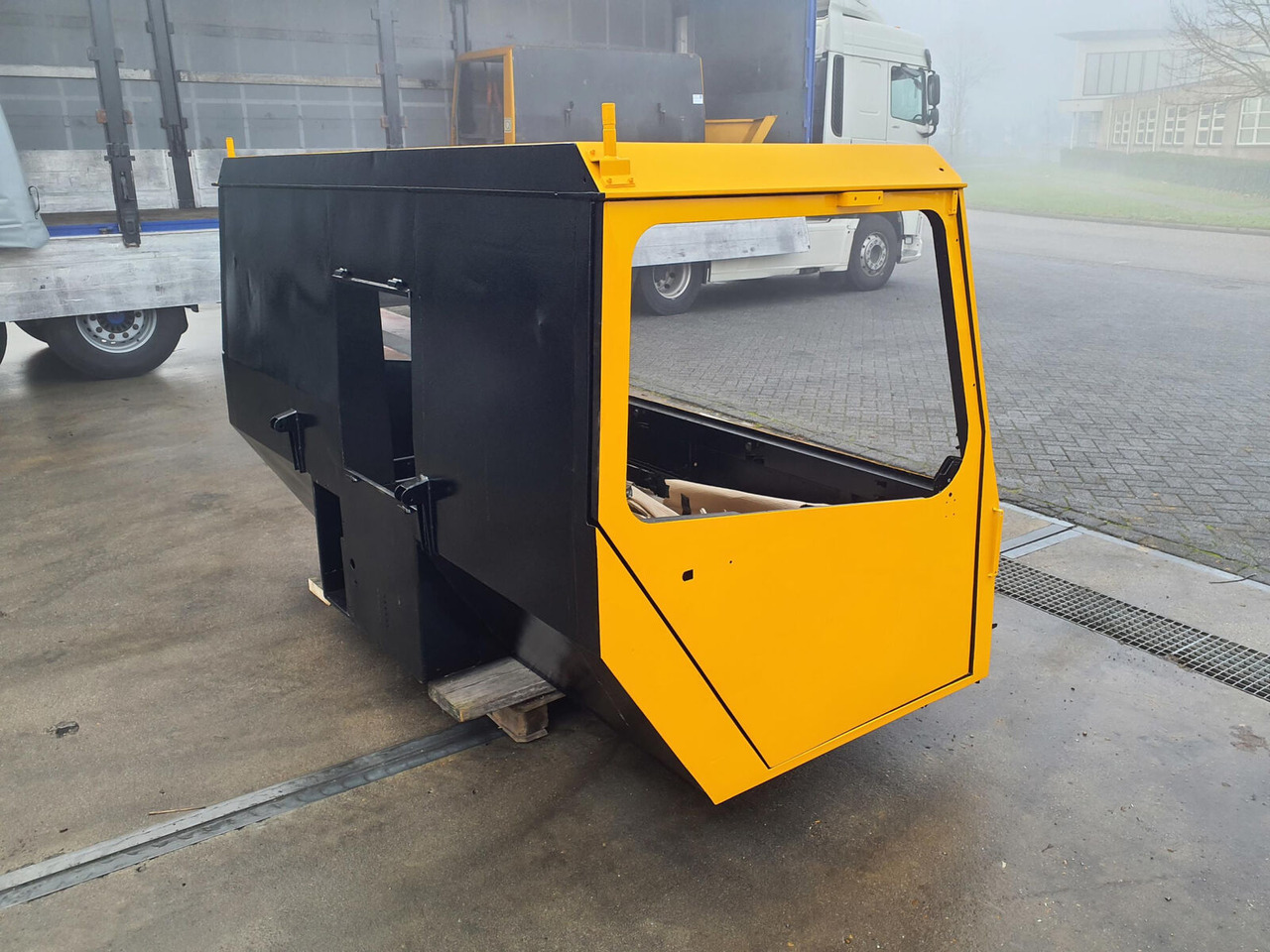 Liebherr LTM 1090 drivers cabin - Кабина за Мобилен кран: слика 3 Liebherr LTM 1090 drivers cabin - Кабина за Мобилен кран: слика 3