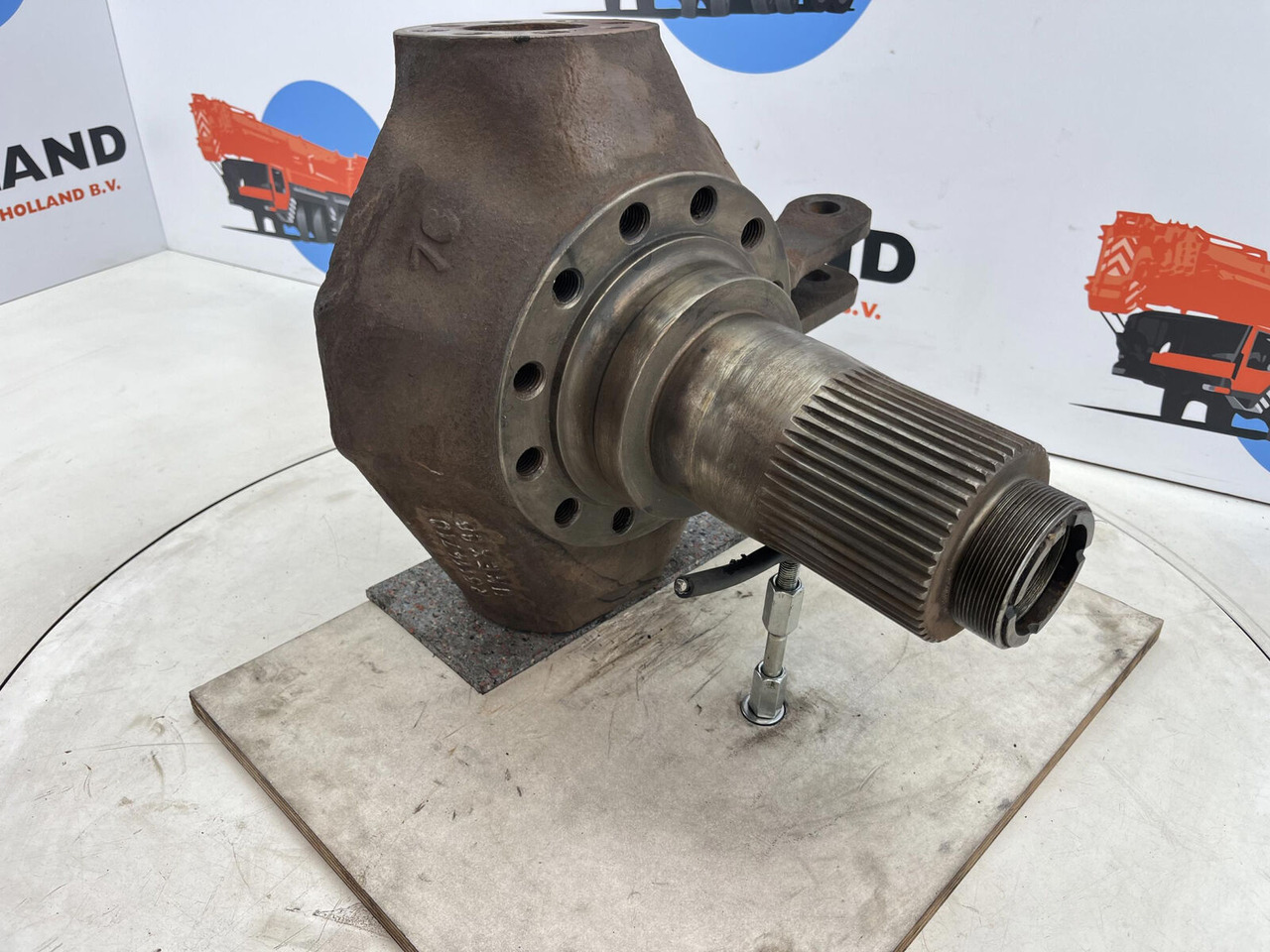 Liebherr LTM 1160 Steering knuckle 12 holes axle 1 right - Рукавец за Мобилен кран: слика 3 Liebherr LTM 1160 Steering knuckle 12 holes axle 1 right - Рукавец за Мобилен кран: слика 3
