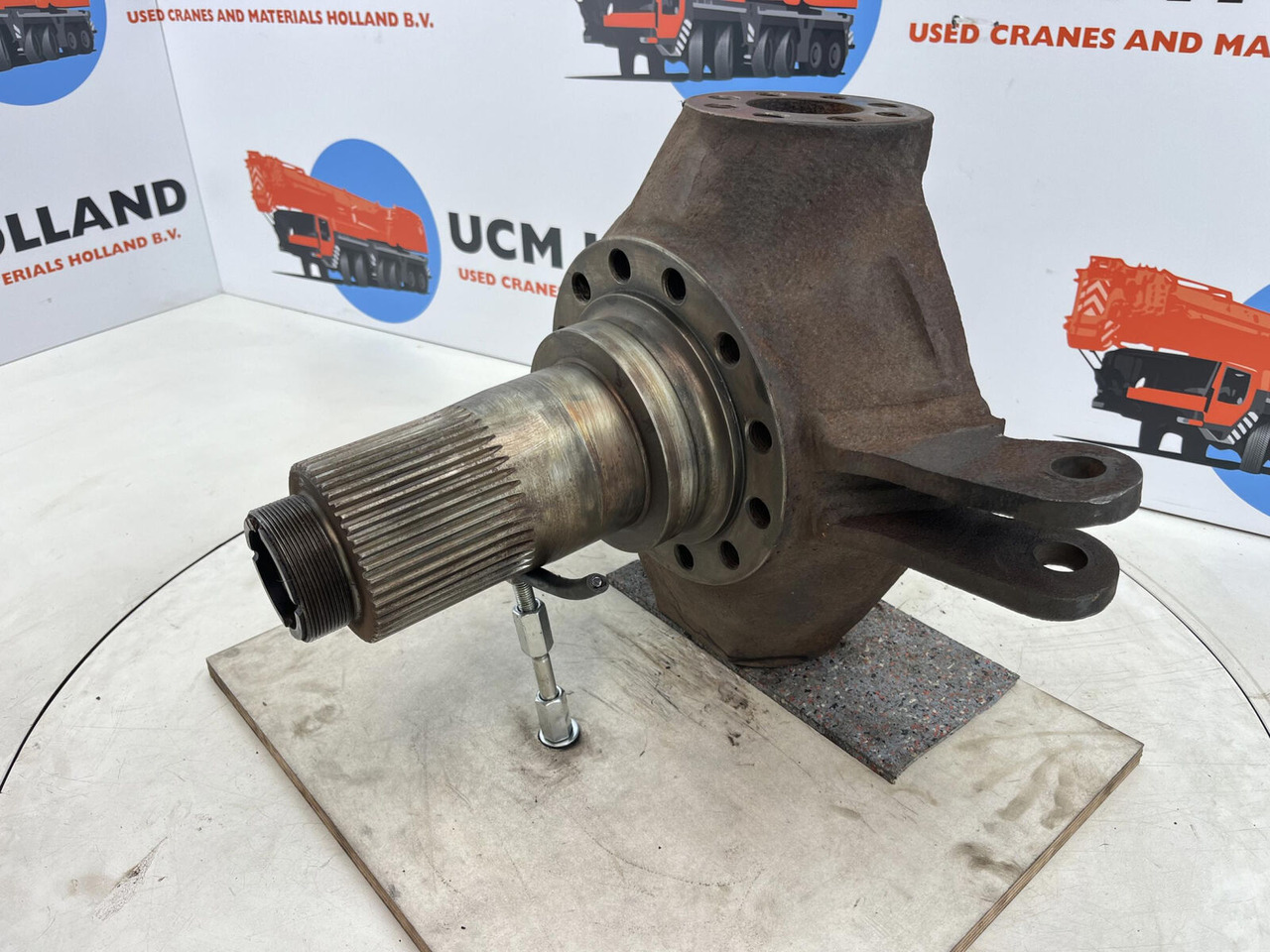 Liebherr LTM 1160 Steering knuckle 12 holes axle 1 right - Рукавец за Мобилен кран: слика 1 Liebherr LTM 1160 Steering knuckle 12 holes axle 1 right - Рукавец за Мобилен кран: слика 1
