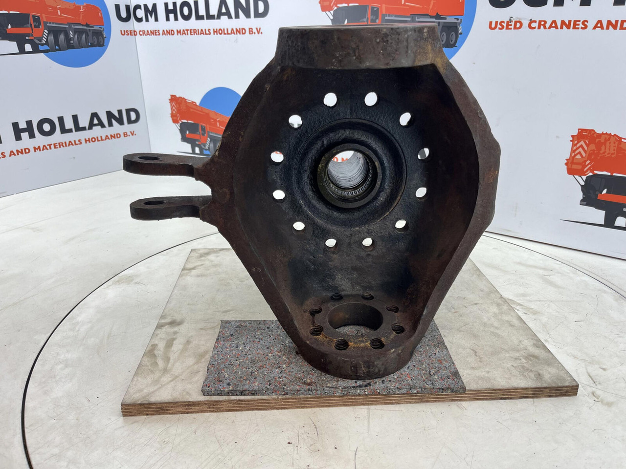 Liebherr LTM 1160 Steering knuckle 12 holes axle 1 right - Рукавец за Мобилен кран: слика 5 Liebherr LTM 1160 Steering knuckle 12 holes axle 1 right - Рукавец за Мобилен кран: слика 5