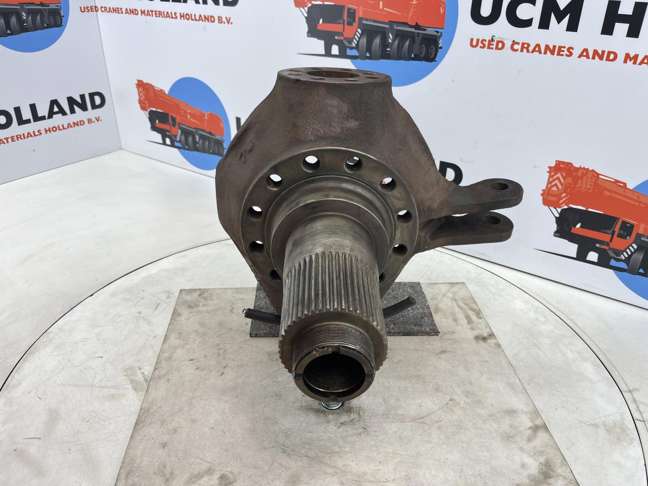 Liebherr LTM 1160 Steering knuckle 12 holes axle 1 right - Рукавец за Мобилен кран: слика 2 Liebherr LTM 1160 Steering knuckle 12 holes axle 1 right - Рукавец за Мобилен кран: слика 2