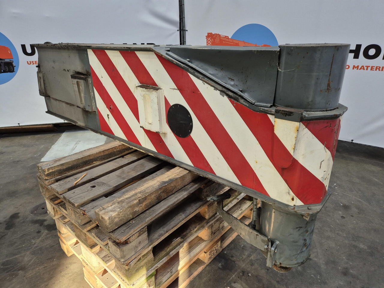 Liebherr LTM 1250-6.1 outriggerbeam rear with support cylinder - Суспензија за Кран: слика 1 Liebherr LTM 1250-6.1 outriggerbeam rear with support cylinder - Суспензија за Кран: слика 1