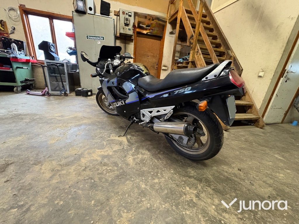 Motorcykel - Suzuki, GSX 750 F - Мотоцикл: слика 4 Motorcykel - Suzuki, GSX 750 F - Мотоцикл: слика 4