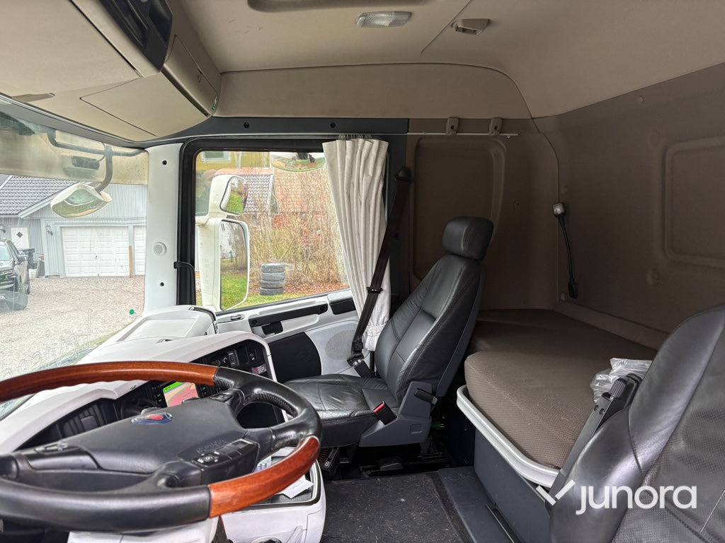 Камион сандучар Skåpbil - Scania R410LB: слика 25