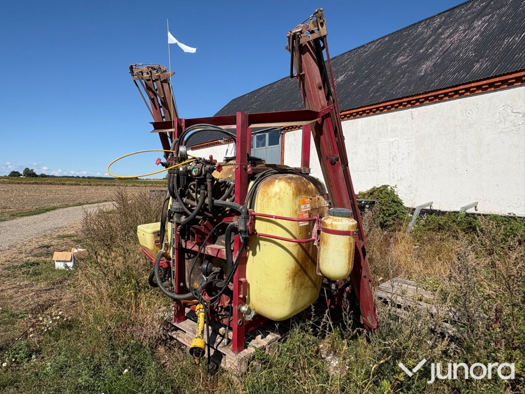 Växtspruta - Hardi, 1000L, 12M - Распрскувач монтиран на трактор: слика 1 Växtspruta - Hardi, 1000L, 12M - Распрскувач монтиран на трактор: слика 1