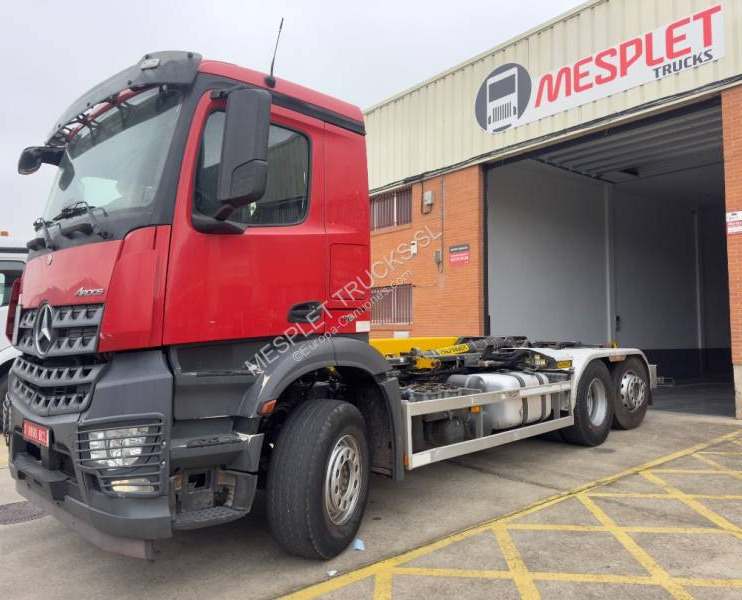 Mercedes Arocs 2548 L - Камион со кука за подигање: слика 1 Mercedes Arocs 2548 L - Камион со кука за подигање: слика 1