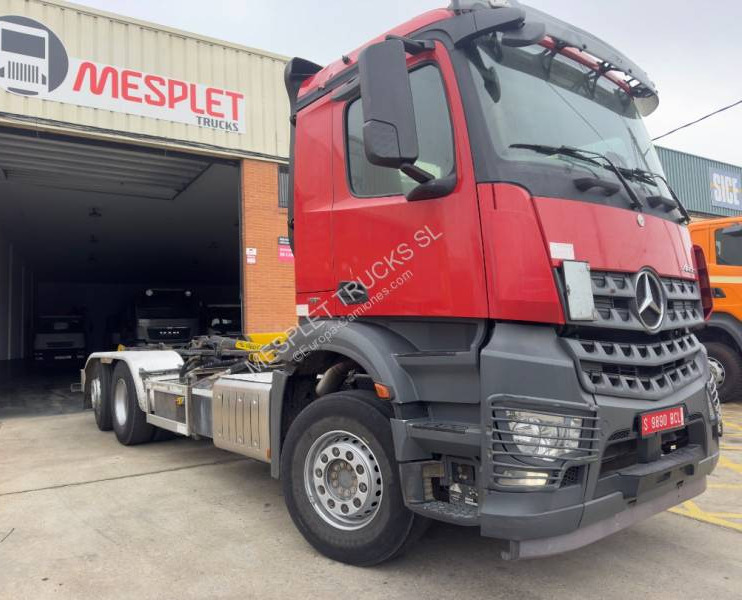 Mercedes Arocs 2548 L - Камион со кука за подигање: слика 2 Mercedes Arocs 2548 L - Камион со кука за подигање: слика 2