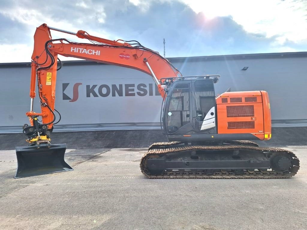 Hitachi ZX225USLC-5 PYÖRITTÄJÄLLÄ - Багер гасеничар: слика 1 Hitachi ZX225USLC-5 PYÖRITTÄJÄLLÄ - Багер гасеничар: слика 1