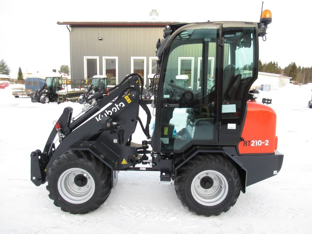 Kubota RT210-2 UUSI, TAKUU - Земјоделски натоварувач: слика 1 Kubota RT210-2 UUSI, TAKUU - Земјоделски натоварувач: слика 1