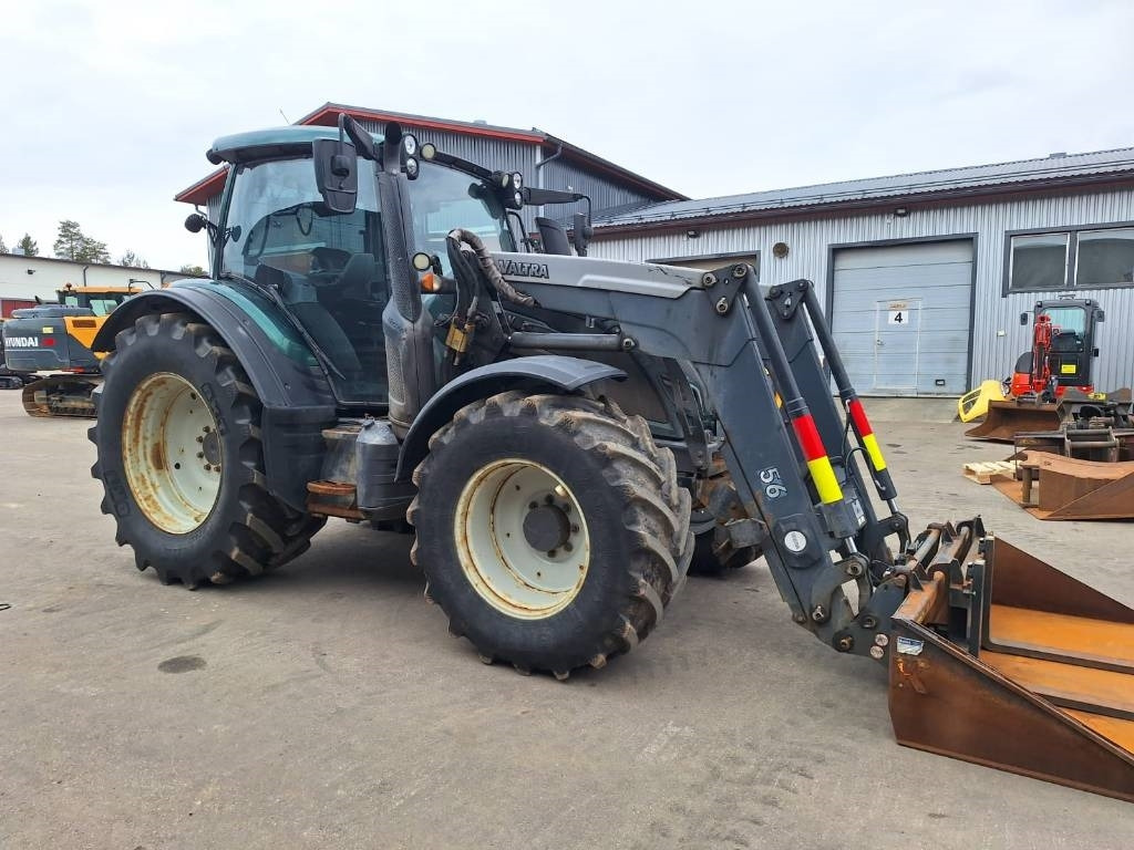 Valtra N174 VERSU ETUKUORMAAJALLA - Трактор: слика 5 Valtra N174 VERSU ETUKUORMAAJALLA - Трактор: слика 5