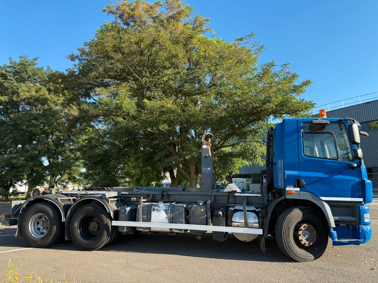 DAF CF85.360. Klima. E5. VDL. Tempomat - Камион со кука за подигање: слика 2 DAF CF85.360. Klima. E5. VDL. Tempomat - Камион со кука за подигање: слика 2