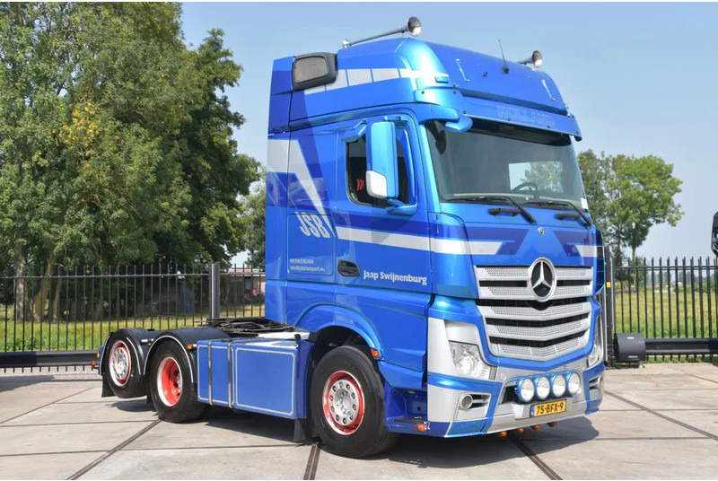 Mercedes-Benz Actros 2745 6x2 - EURO 6 - AIRCO - 2 x FUEL TANKS - 2 BEDS - SLIDING FIFTH WHEEL - SPECIAL BUMPER - TOP CONDITION - - Камион влекач: слика 1 Mercedes-Benz Actros 2745 6x2 - EURO 6 - AIRCO - 2 x FUEL TANKS - 2 BEDS - SLIDING FIFTH WHEEL - SPECIAL BUMPER - TOP CONDITION - - Камион влекач: слика 1