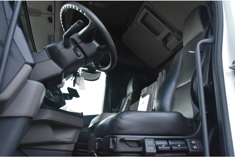 Scania S410 NGS 4x2EB MEGA 95 cm or 103 cm driving height - RETARDER - 781 TKM - FULL AIR - PARK. AIRCO - LEATHER SEATS - 2 x FUEL TANK - Камион влекач: слика 4 Scania S410 NGS 4x2EB MEGA 95 cm or 103 cm driving height - RETARDER - 781 TKM - FULL AIR - PARK. AIRCO - LEATHER SEATS - 2 x FUEL TANK - Камион влекач: слика 4