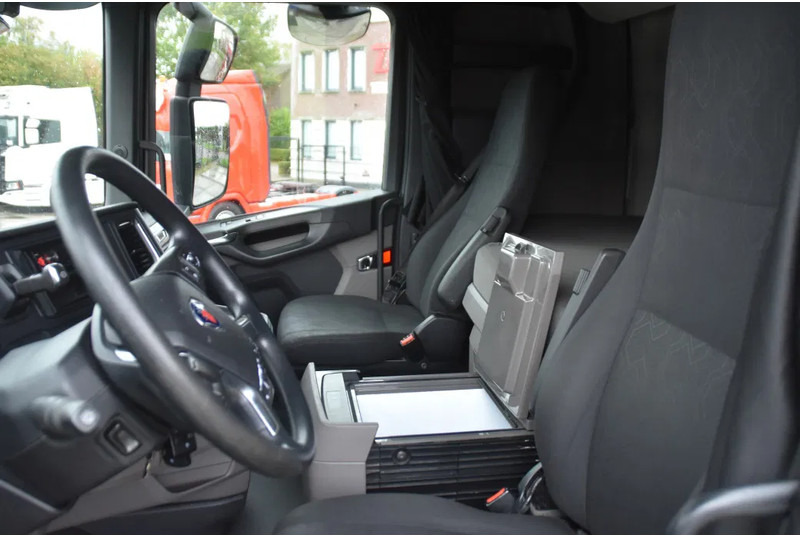 Scania S450 NGS 4x2NB - FULL AIR - 724 TKM - RETARDER - PARK. AIRCO - 2 x FUEL TANKS - TOP CONDITION - - Камион влекач: слика 5 Scania S450 NGS 4x2NB - FULL AIR - 724 TKM - RETARDER - PARK. AIRCO - 2 x FUEL TANKS - TOP CONDITION - - Камион влекач: слика 5