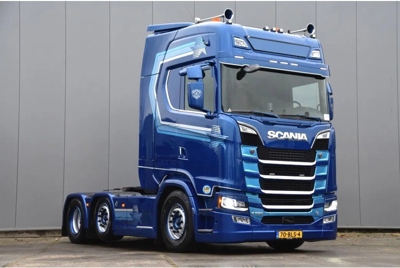 Scania S520 V8 NGS 4x2NB - RETARDER - 691 TKM - FULL AIR - PARK. AIRCO - 2 x FUEL TANKS - LED - PAINTED WHEELS - LIKE NEW ! - Камион влекач: слика 1 Scania S520 V8 NGS 4x2NB - RETARDER - 691 TKM - FULL AIR - PARK. AIRCO - 2 x FUEL TANKS - LED - PAINTED WHEELS - LIKE NEW ! - Камион влекач: слика 1