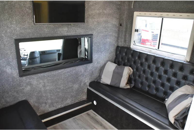 Volvo FM 380 4x2 - EURO 3 - 755 TKM - SPECIAL INTERIOR - LIVING - TV - DOUCHE - TOILET - ELEVATOR - GOOD CONDITION - - Камион сандучар: слика 5 Volvo FM 380 4x2 - EURO 3 - 755 TKM - SPECIAL INTERIOR - LIVING - TV - DOUCHE - TOILET - ELEVATOR - GOOD CONDITION - - Камион сандучар: слика 5