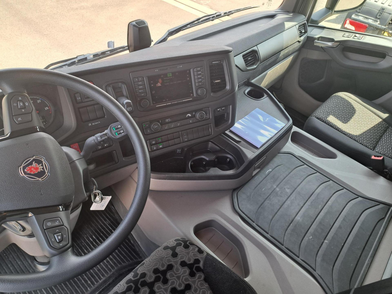 SCANIA SCANIA P280 4x2 Fourgon /Hayon 9L - Камион со кабинска шасија: слика 4 SCANIA SCANIA P280 4x2 Fourgon /Hayon 9L - Камион со кабинска шасија: слика 4