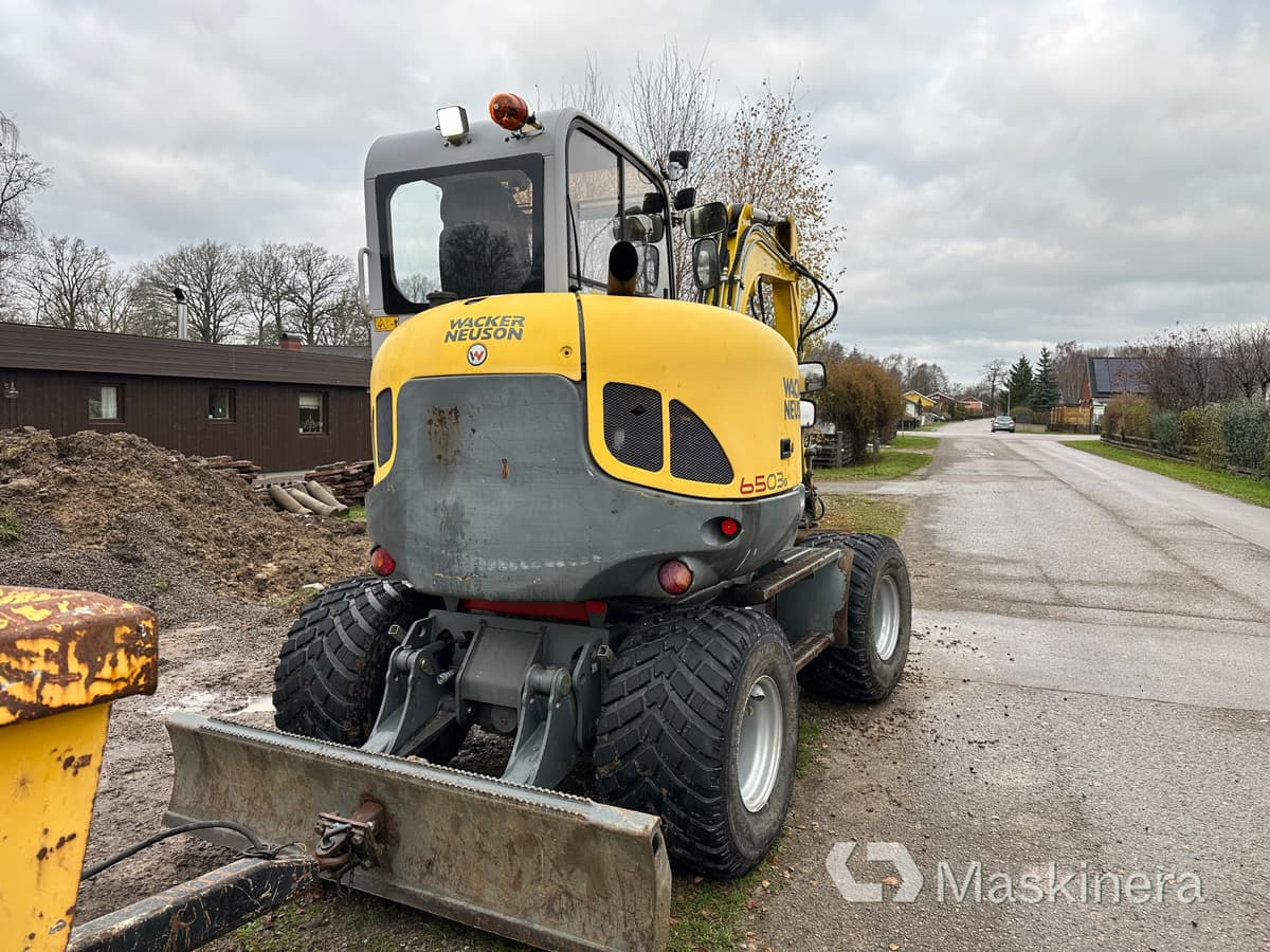 Hjulgrävare Wacker Neuson 6503-2 med vagn & redskap - Багер гасеничар: слика 4 Hjulgrävare Wacker Neuson 6503-2 med vagn & redskap - Багер гасеничар: слика 4